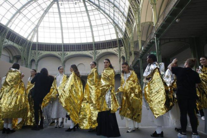 Las modelos del desfile de alta costura de Chanel, con mantas térmicas, antes del desfile.-AP / THIBAULT CAMUS