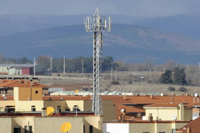 Una antena de telefonía móvil. / FERNANDO SANTIAGO-