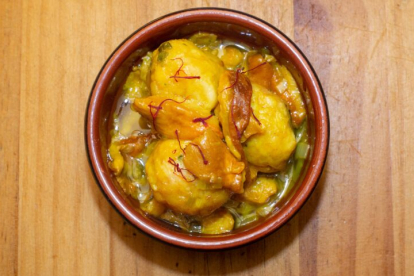 Bar Patata (Soria): Albóndigas de pollo amarillo con salsa de amanitas.
