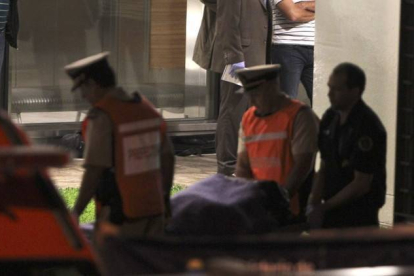 Agentes de policía trasladan el cadáver del fiscal Alberto Nisman, este lunes en Buenos Aires.-Foto: EFE / DAVID FERNÁNDEZ