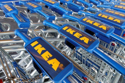 Carritos de Ikea en un establecimiento de la cadena sueca en Francia.-JACKY NAEGELEN (REUTERS)