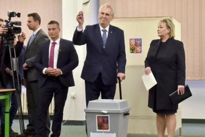 Milos Zeman deposita su voto en las elecciones presidenciales en la República Checa.-VIT SIMANEK / AP