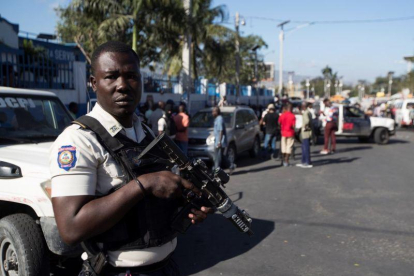 Un polícia de Haití en medio de la tension que se vive en la nacion tras las protestas.-EFE