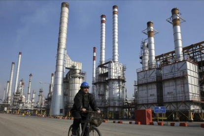 Refinería de petróleo al sur de Teherán, Irán.-AP / VAHID SALEMI