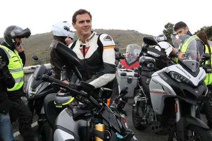 Albert Rivera se prepara para subir a una moto, en el mirador de Ángel Nieto.-ANDREA ZAMORANO (ACN)