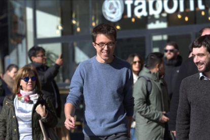 Íñigo Errejón y Pablo Bustinduy a la salida de la sede de Podemos en Madrid.-DAVID CASTRO