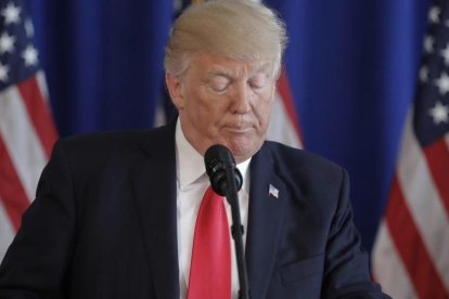 Trump hace una pausa durante sus declaraciones tras los incidentes de Charlottesville, en Bedminster (Nueva Jersey), el 12 de agosto.-AP / PABLO MARTINEZ MONSIVAIS