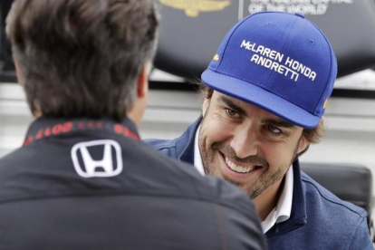 Fernando Alonso bromea con Michael Andretti, el propietario de la escuderia para la que mañana correrá las 500 Millas de Indianápolis.-APA