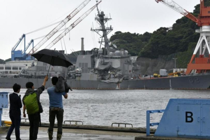 Periodistas japoneses graban los daños en el 'USS Fitzgerald' tras la colisión, en la base naval de Yokosuka, al sur de Tokio, el 18 de junio.-EFE / FRANCK ROBICHO