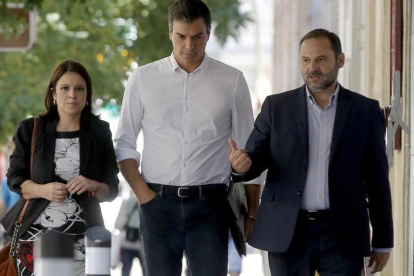 Pedro Sánchez, junto a Adriana Lastra y José Luis Ábalos, entra en la sede del PSOE.-JOSÉ LUIS ROCA