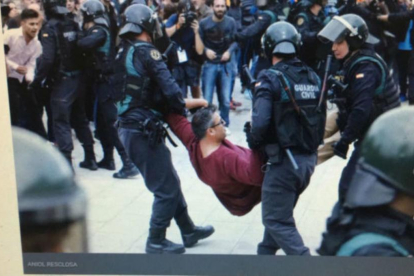 Xavi Fernández, desalojado por la Guardia Civil el domingo.-EL PERIÓDICO