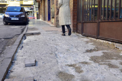 La acera de Rota de Calatañazor donde se retomarán los trabajos en breve según informó el alcalde de Soria la semana pasada. / ÁLVARO MARTÍNEZ-