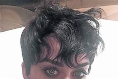 Katy Perry posa con su nuevo corte de pelo.-Foto: INSTAGRAM