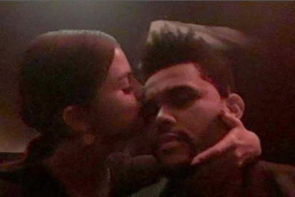 The Weeknd comparte un beso de Sélena Gómez en Instagram.-INSTAGRAM