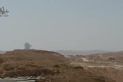 Se observa una columna de humo en el punto donde cayó el aparato que según el EI es un avión de guerra sirio derribado.-