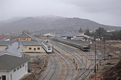 Estación del ferrocarril, con las naves sin uso al fondo.-Mario Tejedor