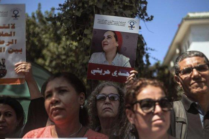 Manifestación frente a un tribunal de Rabat en solidaridad con la periodista Hajar Raissouni, el pasado 9 de septiembre.-AP