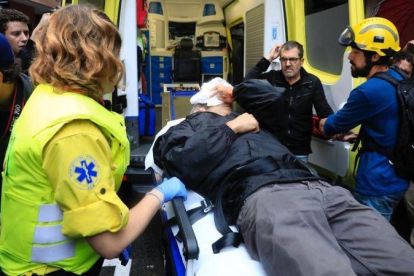 Roger Español es atendido por los servicios de emergencias tras ser herido por una pelota de goma durante la carga policial en la escuela Ramon Llull el 1-O.-FERRAN NADEU