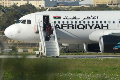Pasajeros desembarcan del avión secuestrado.-AFP / MATTHEW MIRABELLI