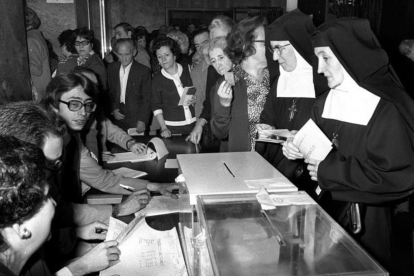 Unas monjas votan en un colegio electoral, el 15 de junio de 1977.-EFE
