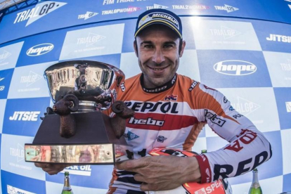 El catalán Toni Bou (Montesa-Honda) muestra el trofeo que le acredita como campeón del mundo por 22ª vez-REPSOL HONDA TEAM