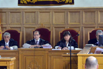 Miembros de la sala de la Audiencia durante un juicio celebrado este año bajo la presidencia de José Manuel Sánchez Siscart.-ÁLVARO MARTÍNEZ