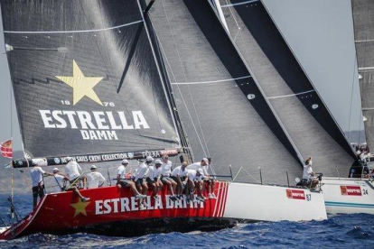 El ’Estrella Damm’, uno de los veleros que compiten este viernes 20 de septiembre en Barcelona.-JESÚS D. YÁÑEZ