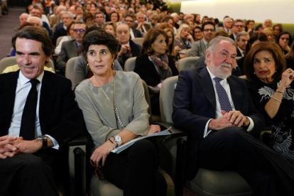 José María Aznar, junto a María San Gil, Jaime Mayor Oreja y Ana Botella, este lunes.-JUAN MANUEL PRATS