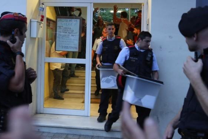 Los Mossos se llevan de un colegio de Barcelona las urnas del referendum del 1 de octubre del 2017.-RICARD CUGAT