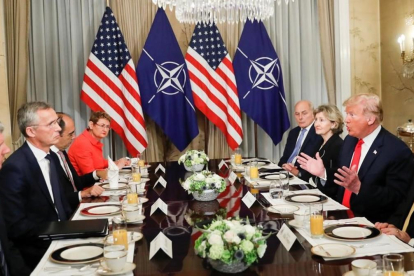Donald Trump en un desayuno antes de la cumbre de la OTAN en Bruselas.-KEVIN LAMARQUE (REUTERS)