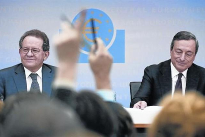 Mario Draghi, izquierda, y Vitor Constancio, presidente y vicepresidente del BCE, ayer en Fránkfurt.-RALPH ORLOWSKI