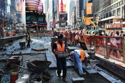 Trabajadores de la construcción llevan a cabo una obra en Times Square (Nueva York).-