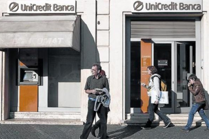 Una sucursal de Unicredit, uno de los bancos con dudas sobre su morosidad.-REUTERS / STEFANO RELLANDINI