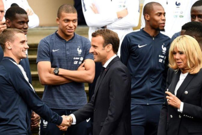 Los Macron saludan a Griezmann, acompañado por Mbappé.-FRANCK FIFE