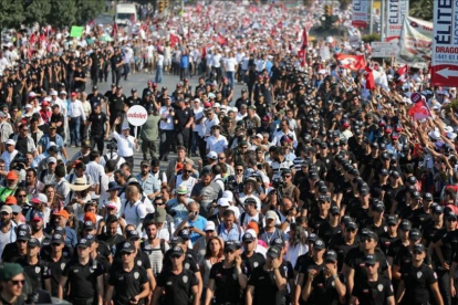 Kemal Kilicdaroglu, en el centro de la imagen, custodiado por la policía, camina el último kilómetro de la marcha con un letrero con la palabra "Justicia" escrita en turco.-EFE / ERDEM SAHIN