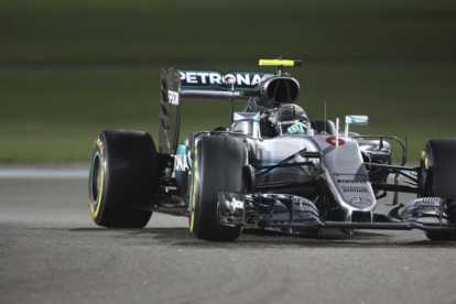 Nico Rosberg, en Abu Dabi, conduce hacia su título mundial.-AP
