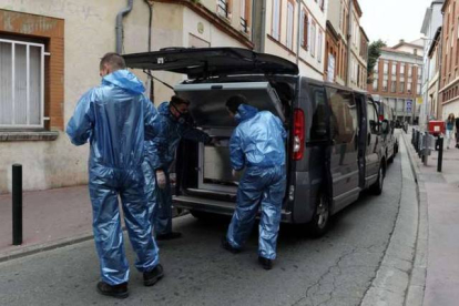 Los forenses recogen el cuerpo de la víctima.-Foto: AFP