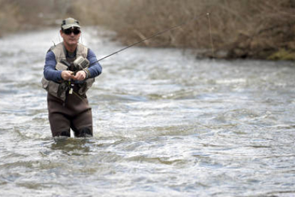 Un pescador en un río de la pronvincia de Soria-