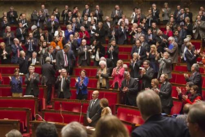 Los parlamentarios franceses aplauden tras el voto a favor del Estado palestino, este martes en París.-Foto: AP / MICHEL EULER