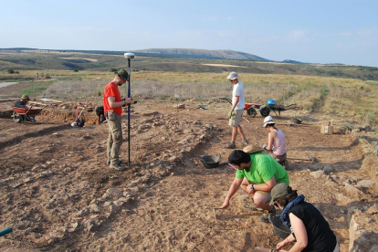 Trabajos recientes de excavación, al fondo el hueco de las baterías antiaéreas.-Cedida