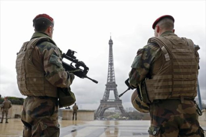 Militares custodian la torre Eiffel-PHILLIPPE WOJAZER