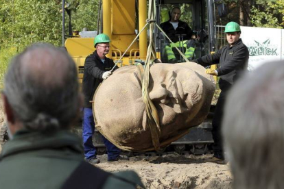 Trabajadores trasladan la cabeza de Lenin del bosque a la exposición.-WOLFGANG KUMM / EFE