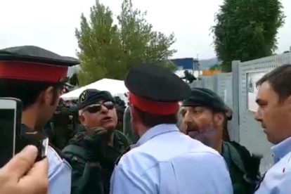 Captura de un vídeo que capta discusión entre agentes de Mossos con la Guardia Civil.-TWITTER