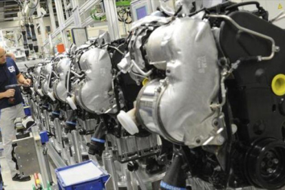 Motores de Volkswagen, la marca más implicada en el dieselgate.-JULIAN STRATENSCHULTE (EFE)