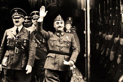 Franco y Hitler saludan a la guardia alemana en Hendaya, el 23 de octubre de 1940.-