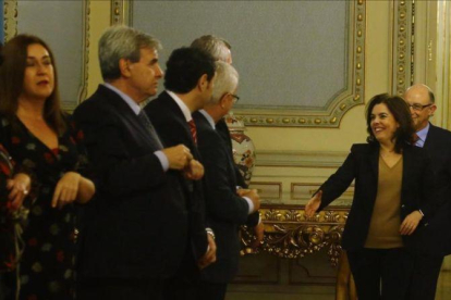Santamaría y Montoro saludan a los consejeros autonómicos, este viernes en Madrid.-AGUSTÍN CATALÁN