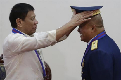 El presidente de Filipinas Rodrigo Duterte (izq), en una foto de archivo con el jefe de policía, Ronald de la Rosa.-AP/ AARON FAVILA