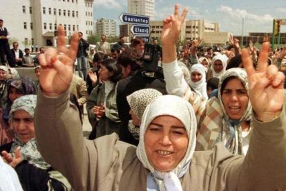 Manifestación en la ciudad kurda de Diyarbakir.-AP / BURHAN OZBILICI