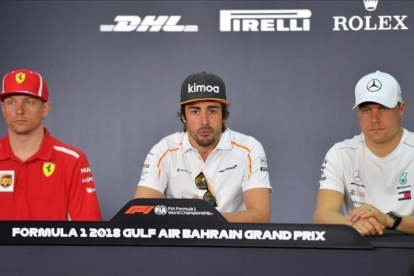 Kimi Raikkonen, Fernando Alonso y Valtteri Bottas, hoy, en Baréin.-/ AFP / GIUSEPPE CACACE
