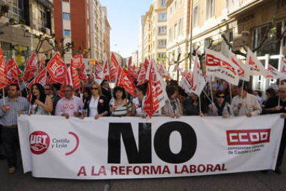 Concentrados, ayer, frente a la Subdelegación del Gobierno contra la reforma laboral. / VALENTÍN GUISANDE-